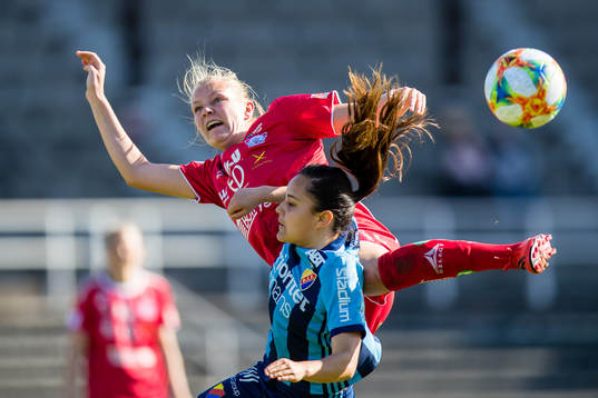 Djurgårdens Malin Diaz Pettersson i kamp om bollen med