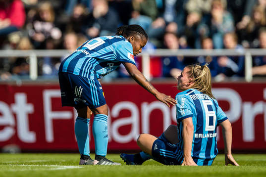 Djurgårdens Ogonna Chukwudi talar med skadade Gudrun