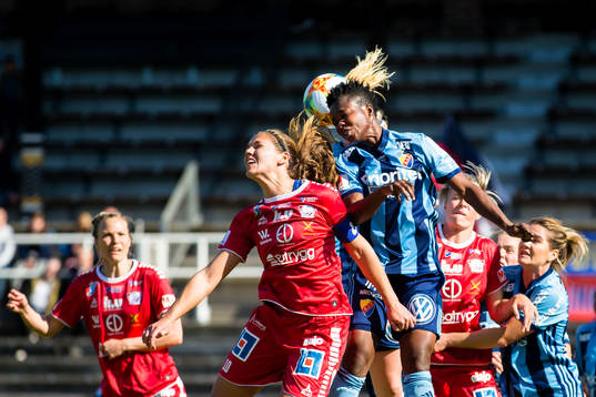 Djurgårdens Portia Boakye når högst i en nickduell med