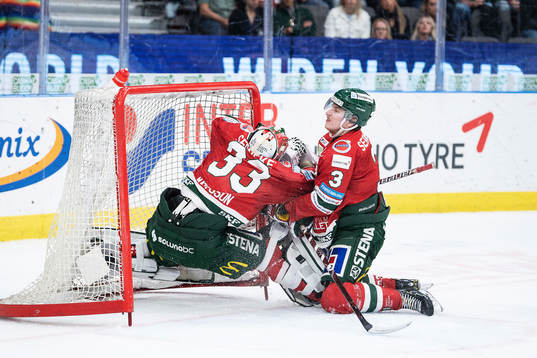 Frölundas målvakt Johan Mattsson kolliderar med Jacob