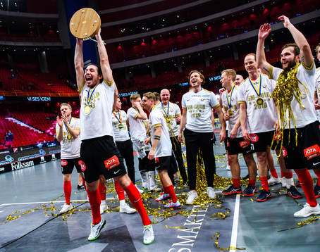 Storvretas Robin Nilsberth   jublar med pokalen