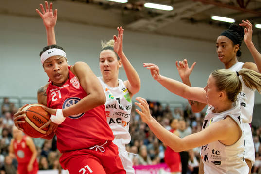 Högsbos Alexis Hyder mot Umeås Nina Dedic, Hollie Mershon