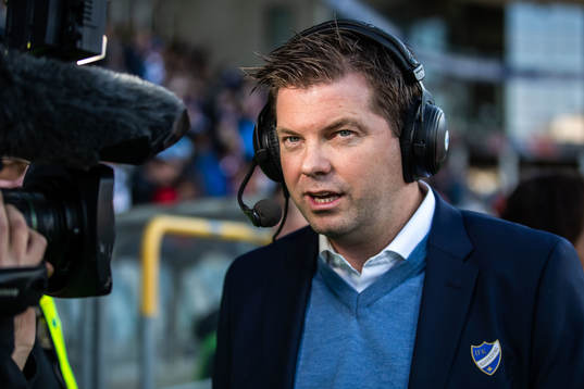 IFK Norrköpings tränare Jens Gustafsson blir intervjuad