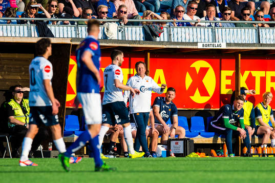 Bjarne Berntsen, head coach of Viking, looks dejected