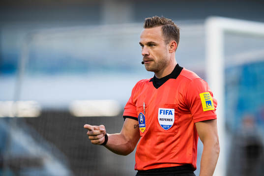 Domare Kristoffer Karlsson pekar