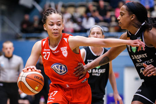 Högsbos Cayla McMorris och Umeås Alyssa Lawrence