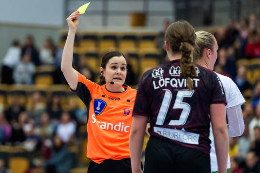 Domare Maria Bennani ger gult kort till Lugis Olivia