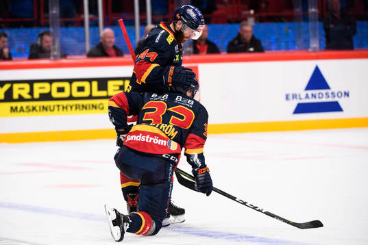 Djurgårdens Mattias Guter hjälper Linus Hultström upp