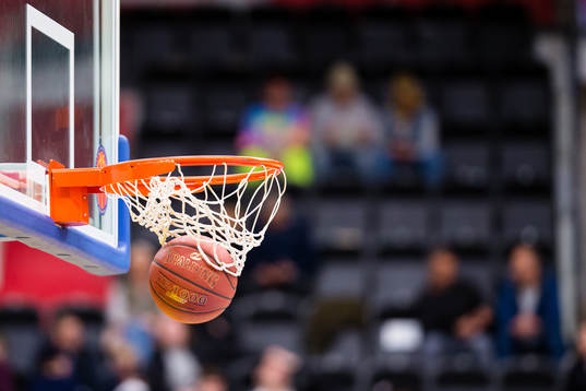 En boll och en basketkorg