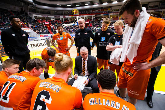 Borås tränare Henrik Svensson ger direktiv i en timeout