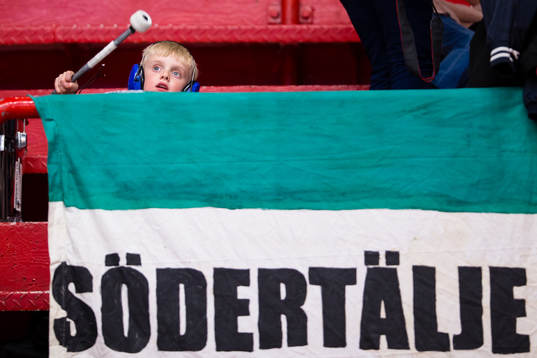En ung supporter med trumpinnar