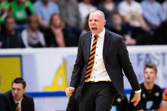 Borås tränare Henrik Svensson reagerar