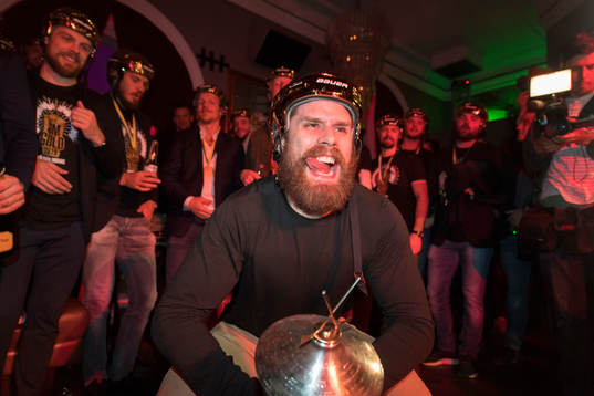 Frölundas Jonathan Sigalet  firar vid hemkomsten