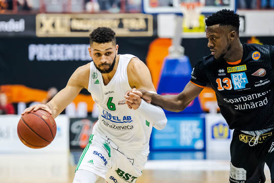 Södertäljes Auston Barnes och Borås Michael Moore