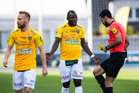 Falkenbergs John Chibuike reagerar mot domare Mohammed