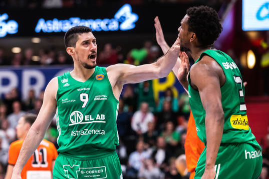 Södertäljes Toni Bizaca jublar med Auston Barnes