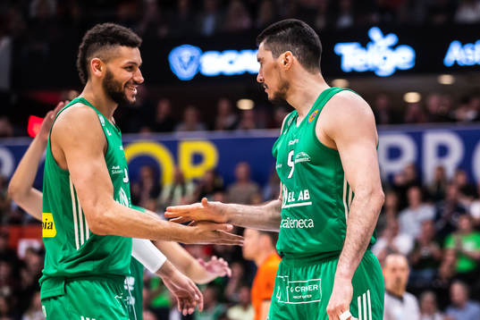 Södertäljes Auston Barnes och Toni Bizaca jublar
