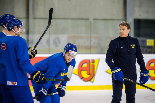 William Nylander and assistant coach Johan Garpenlöv of