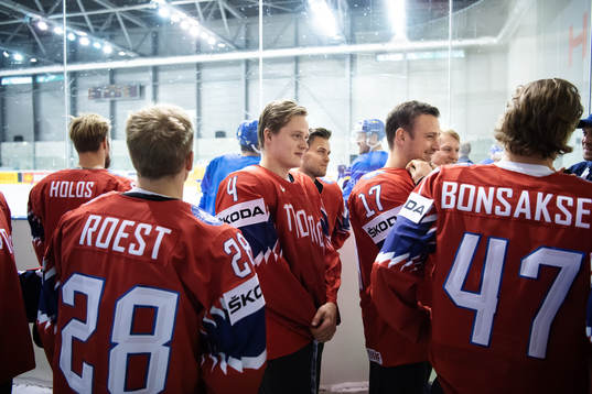 Johannes Johannesen together with teammates of Norway waits