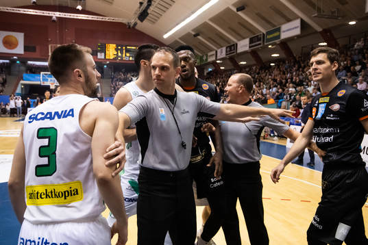 Irriterat mellan Södertäljes Eric Garcia och Borås