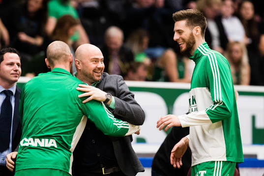 Södertäljes före detta tränare Vedran Bosnic hälsar