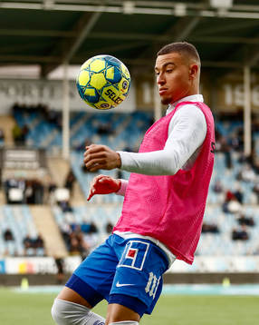 IFK Norrköpings Jordan Larsson värmer upp