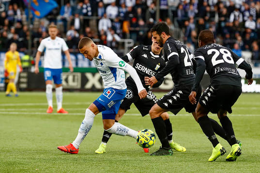 IFK Norrköpings Jordan Larsson med tre spelare från IFK