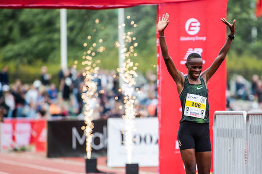 Kenyas Tabitha Gichia jublar