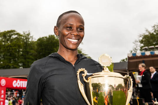Kenyas Tabitha Gichia med sin pokal