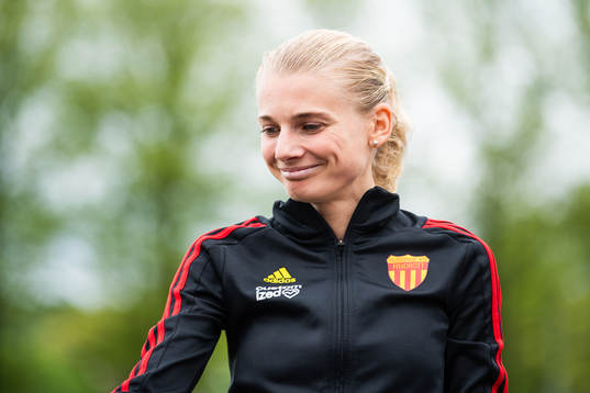 Tvåan Hanna Lindholm på podiet vid prisutdelningen för