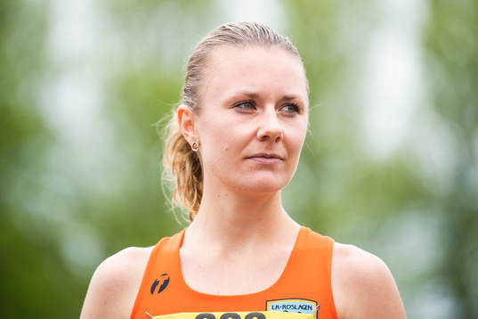 Fyran Carolina Wikström på podiet vid prisutdelningen
