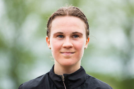 Femman Malin Strand på podiet vid prisutdelningen för
