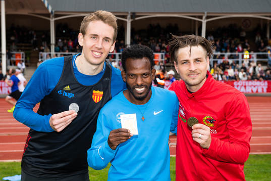 Tvåan Niklas Jonsson, vinnaren Robel Fsiha och trean Jonas