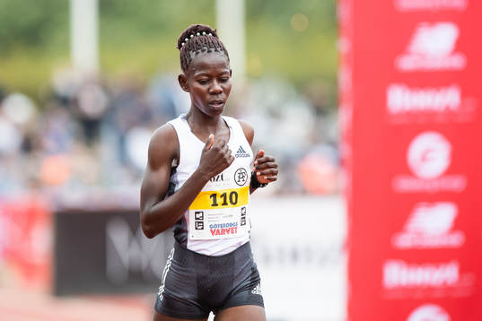 Kenyas Ruth Chebitok vid målgång