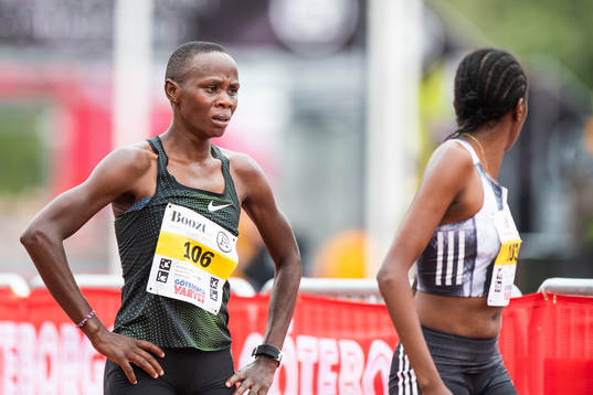 Kenyas Tabitha Gichia vid målgång