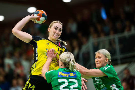 Sävehofs Linnea Pettersson och Skurus Hanna Åhlén
