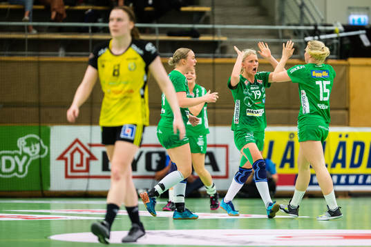 Skurus Daniela De Jong jublar med lagkamrater