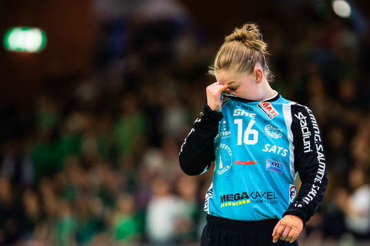 Skurus målvakt Rebecca Nilsson deppar