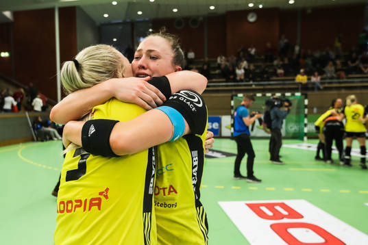 Sävehofs Thess Krönell och Emma Ekenman Fernis jublar