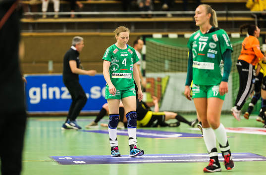 Skurus Alexandra Bjärrenholt och Jenny Södrén deppar
