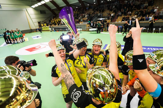 Sävehofs Emma Ekenman Fernis lyfter pokalen