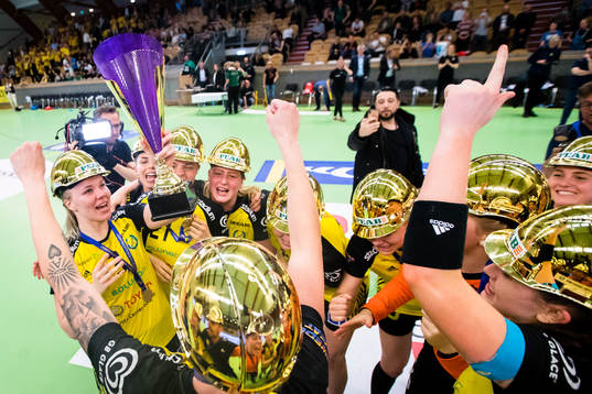 Sävehofs Emma Ekenman Fernis håller upp SM-pokalen och