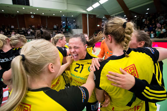 Sävehofs Ebba Lundstedt jublar med lagkamrater