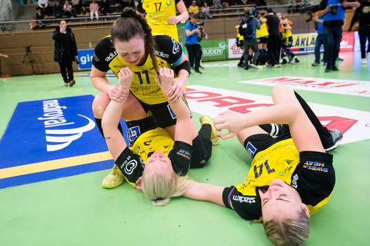 Sävehofs Amelia Lundbäck omfamnar Emma Ekenman Fernis