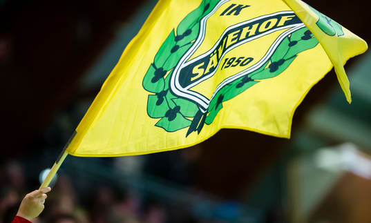 En supporter med en Sävehofsflagga