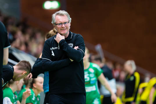 Skurus tränare Mats Kardell  ser sammanbiten ut
