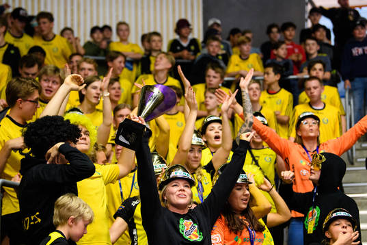 Sävehofs damer med sin SM-pokal är på plats