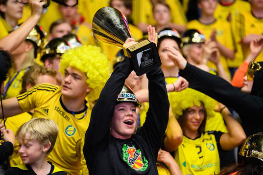 Emma Ekenman Fernis från Sävehofs damlag jublar med deras