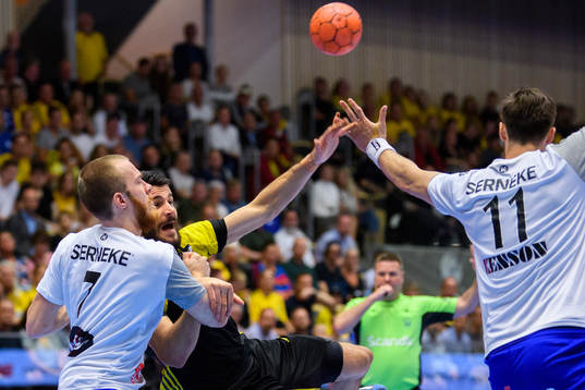 Alingsås Felix Claar försvarar mot Sävehofs Gzim Salihi