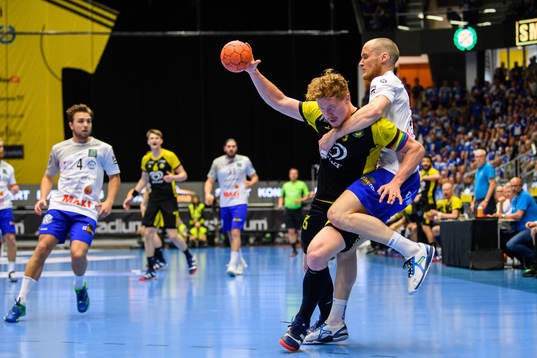 Sävehofs Jonathan Edvardsson tacklas av Alingsås Andreas